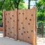 Climbing Wall in legno per esterni con maniglie in un contesto di parco.