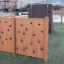 Climbing Wall per bambini all'aperto con pannelli in legno in un parco giochi.