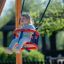 Bambino che si diverte su Baby Single Swing in un parco