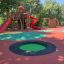 Round trampoline (80 cm) in un colorato parco giochi all'aperto.