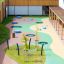 Round trampoline (150 cm) in un ambiente di gioco all'aperto colorato