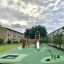 Square trampoline (100 cm) in un moderno parco giochi in una zona residenziale.