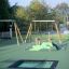 Square trampoline (150 cm) installato in un'area giochi all'aperto.