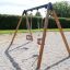 Double Baby Swing per bambini con struttura in legno nel parco giochi.