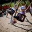 Bambini che si divertono su un Double Baby Swing in un parco giochi.