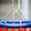 Catene che sostengono Double Baby Swing blu e rossi.