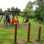 Somersault Double altalena da parco giochi con bambini che giocano in un parco
