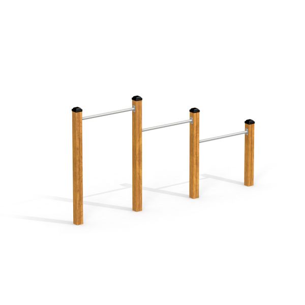 Attrezzatura fitness all'aperto Somersault Triple con pali in legno e barre in metallo.