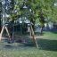 Set da gioco Double Swing con pneumatico e altalene per bambini in un parco.