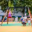 Bambini che si divertono su Double Swing attrezzatura da gioco.