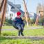 Bambino che gioca su Double Swing in un parco