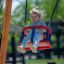Bambino che si diverte su un'altalena su Double Swing.