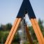 Struttura a A in legno del Double Swing con catene pendenti.