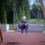 Bambino piccolo su Double Swing in un parco giochi.