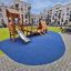 Galapagos wooden playhouse with slide in un cortile residenziale