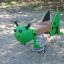 Gioco a dondolo Cavalletta Verde per bambini in un parco giochi.