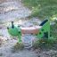 Altalena a molla a forma di cavalletta in un parco giochi.