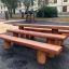 Panchine in legno all'aperto nel parco giochi.