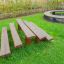 Panchine in legno all'aperto nel parco giochi.