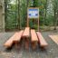 Attrezzatura educativa per fitness all'aperto chiamata Stairs situata in una foresta.