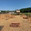Attrezzature da gioco Stairs in un ambiente esterno con varie strutture in legno per bambini che giocano