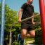 Uomo che si allena sull'attrezzatura per fitness all'aperto di Scala Training Set.