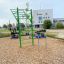 Attrezzatura outdoor Scala Training Set in un parco giochi con una struttura da arrampicata verde e altre attrezzature per il fitness