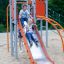 Castello Ursa Maior con scivolo e rete da arrampicata, attrezzatura da parco giochi su terreno sabbioso.