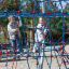 Bambini che giocano su attrezzature da parco giochi Autan climbing net all'aperto
