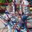 Bambini che si arrampicano su attrezzature da parco giochi Autan climbing net all'aperto.