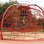 Bambini che giocano su Boreas climbing net in un parco.