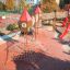 Solano climbing net attrezzatura da gioco con torri e scivolo rosso in un parco all'aperto
