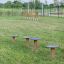Quattro Agility Mini Stepping Platforms su un campo erboso