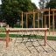 Dragonfly climbing net in un parco giochi con strutture in legno sullo sfondo