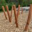 Attrezzatura da parco giochi in legno Mojave (6 pcs set) installata all'aperto in un ambiente naturale.
