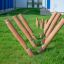Attrezzatura da arrampicata in legno per parco giochi Mojave (6 pcs set) installata su un prato.