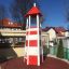 Lighthouse single playhouse, climbing net - alta torre da gioco a strisce rosse e bianche all'aperto