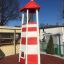Faro casetta singola con rete da arrampicata in ambiente esterno