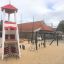 Casetta da gioco singola Lighthouse con rete da arrampicata nel parco giochi