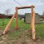 Cableway Nature with Platform in legno in un contesto di parco giochi.