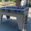 Football Table Game all'aperto su una superficie pavimentata.
