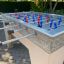 Football Table Game all'aperto con figure di giocatori rosse e blu.