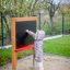 Disegno di un bambino su Blackboard 156 cm in un parco giochi.