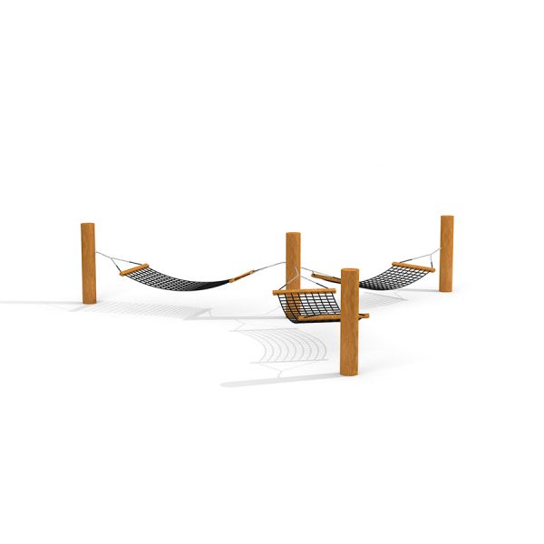 Triple Hammock con pali di legno e rete nera.
