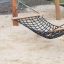 Attrezzatura da parco giochi Triple Hammock su superficie sabbiosa.