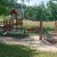 Triple Hammock allestito in un parco giochi con attrezzature in legno e panchine.