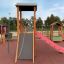 Epsilon inclusive playground con scivolo e strutture da arrampicata per bambini.