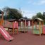 Epsilon inclusive playground per bambini con scivoli e pannelli interattivi.
