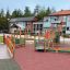 Epsilon inclusive playground con rampe e varie strutture ludiche per bambini.