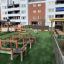 Parco giochi all'aperto con attrezzature Balance Course vicino a edifici residenziali.